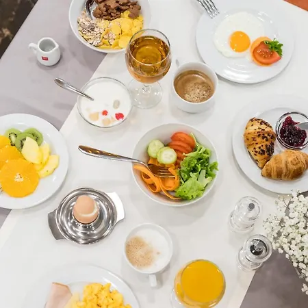 Hotel Mondo فندق