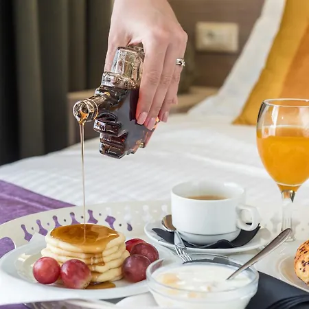 Hotel Mondo فندق