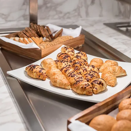 Hotel Mondo فندق