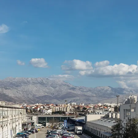 Hotel Mondo فندق